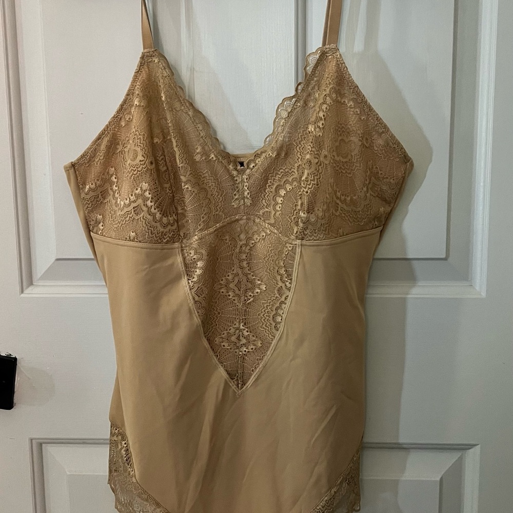 NWOT SIZE 1X Sculpting Lace Shapewear Bodysuit in TAN